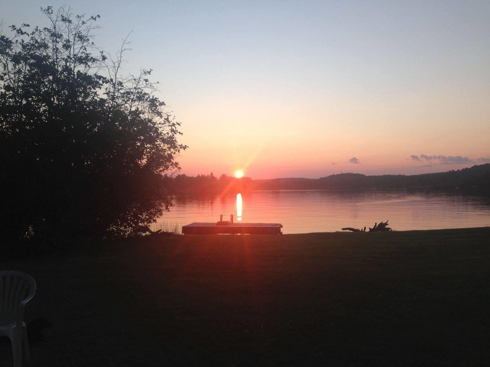 Algonquin'S Edge Resort Madawaska Buitenkant foto